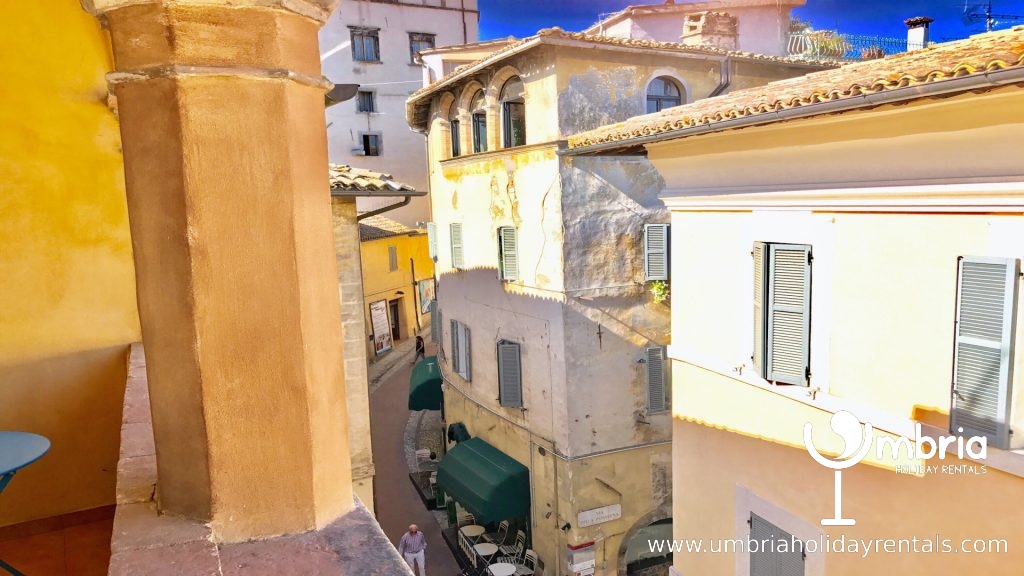 Terrace/balcony seats 4 overlooking pedestrian, mediaeval Porta Fuga