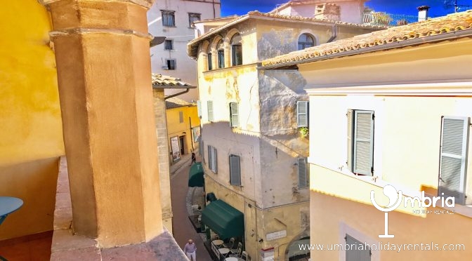 Terrace/balcony seats 4 overlooking pedestrian, mediaeval Porta Fuga