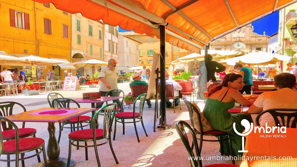 Mercato Vista is to the left of the photo, the middle palazzo with 6 green shutters